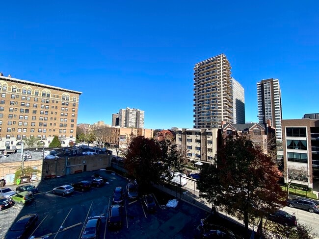 Building Photo - 6150 N Kenmore Ave