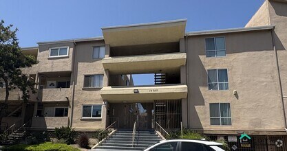 Building Photo - 2 + 2 Modern Split-Level Townhouse in Prim...