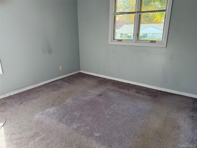 Building Photo - 11 Syosset Cir