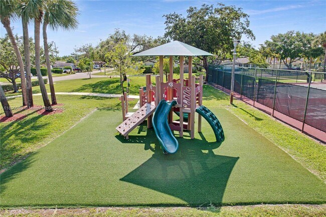 Building Photo - 16887 Royal Poinciana Dr