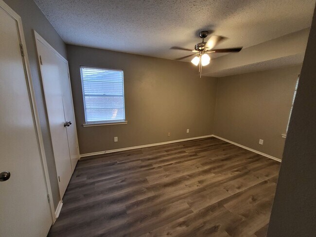 Building Photo - 2110 Redbud Ln