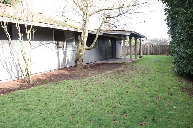 Building Photo - 10111 NE Tanglewood Dr