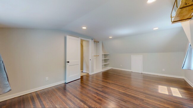 Building Photo - Updated Cape-Style Home Near Sherwood & Si...