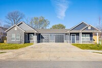 Building Photo - 814 Vly Oaks Ln
