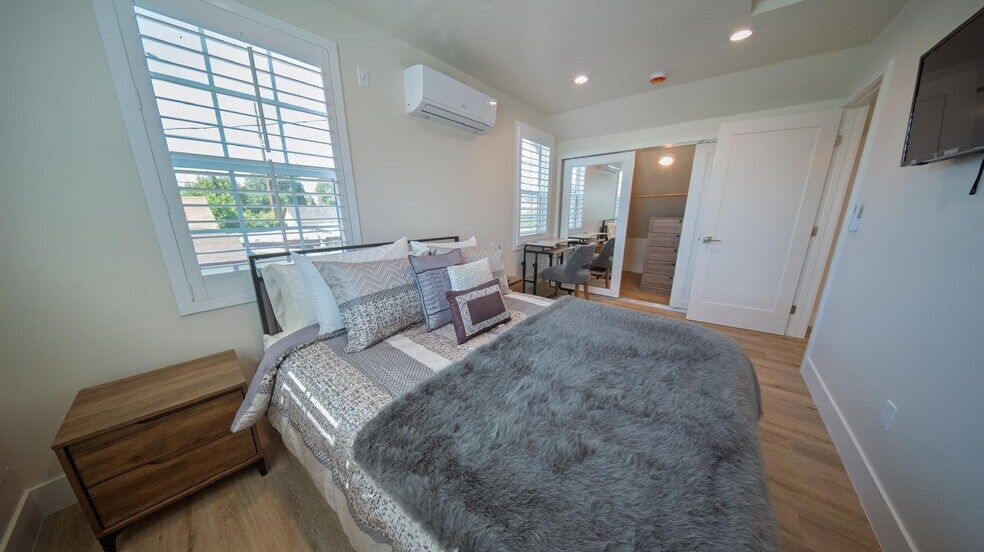 Building Photo - 1541 W 65th St