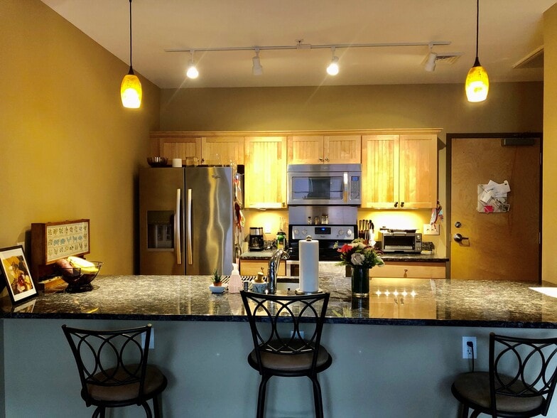 Building Photo - 537 Congress St