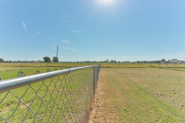 Building Photo - 16160 Rolling Meadows Dr
