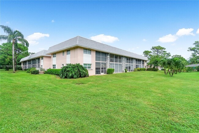 Building Photo - 18081 SE Country Club Dr