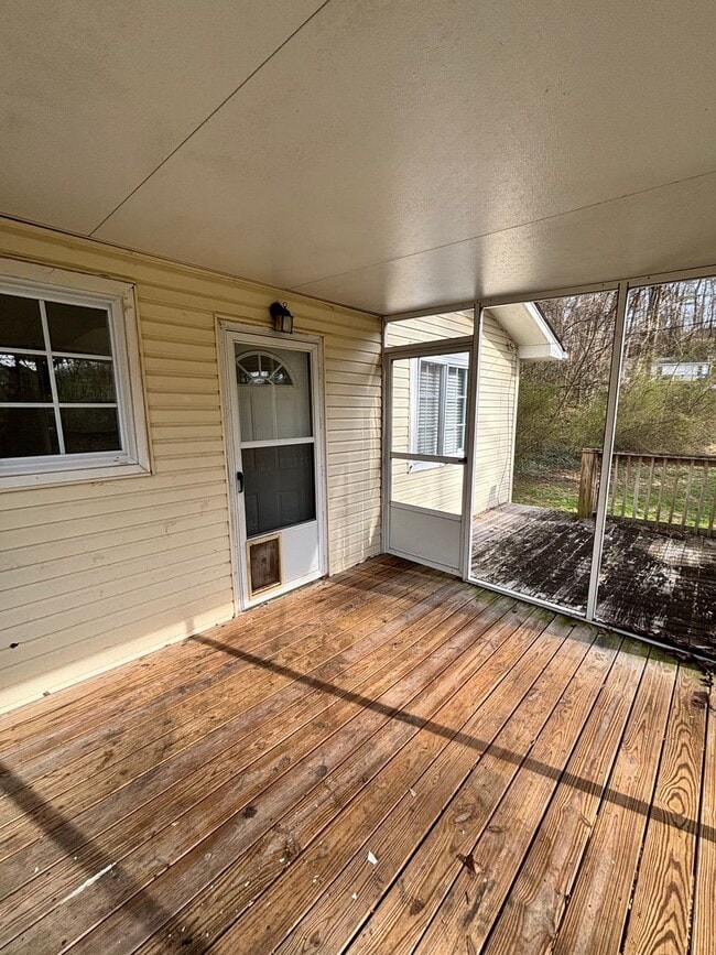 Building Photo - Quiet Country Feel — Minutes From Downtown Knoxville 2bd/1bth