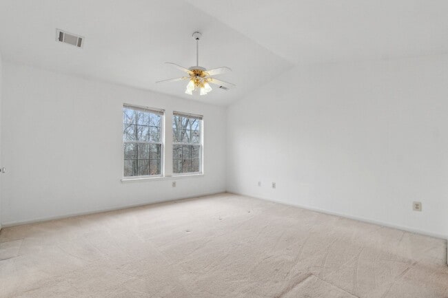 Building Photo - Wonderful Townhome