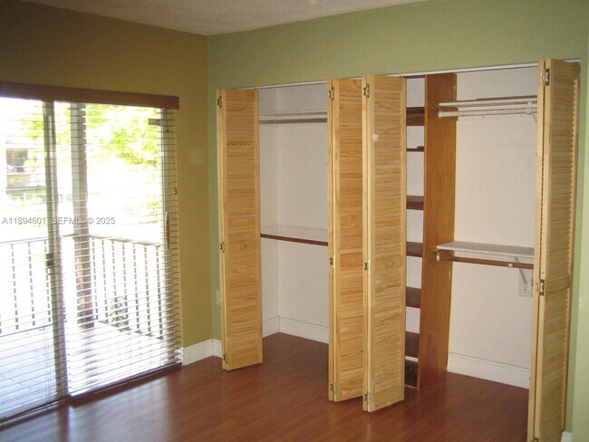 Building Photo - 10824 N Kendall Dr