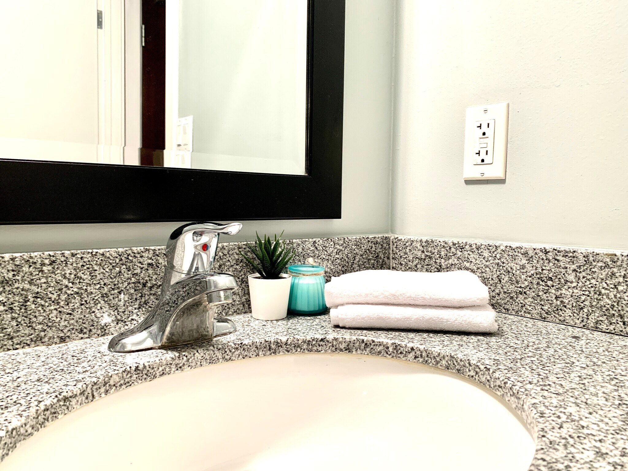 Building Photo - 889 Date St