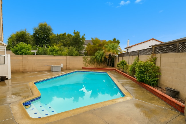 Building Photo - Welcome Home! Beautifully Renovated 3-Bedr...