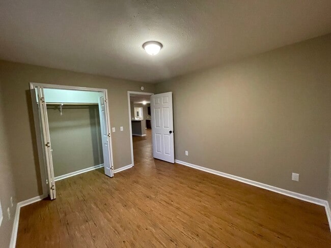 Building Photo - 2 bed 2 bath Duplex with Garage