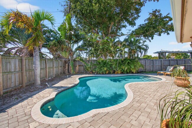 Building Photo - 301 SE 8th Ave