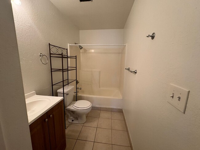 Building Photo - One Bedroom One Bath -Lesley Reilly Property