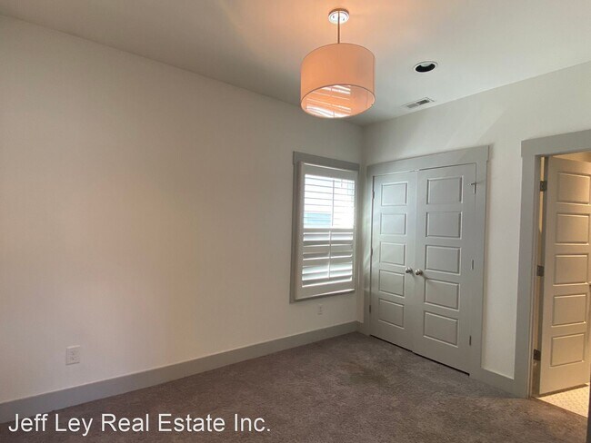 Building Photo - 5 br, 3.5 bath House - 1104B W Grove Ave.