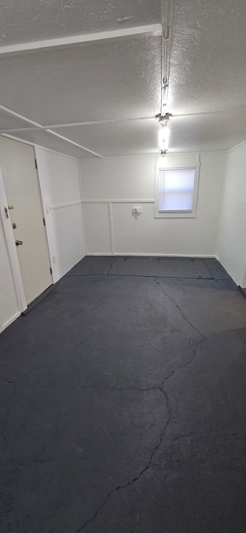 Building Photo - Remodeled 2 bedroom with Garage & small fe...