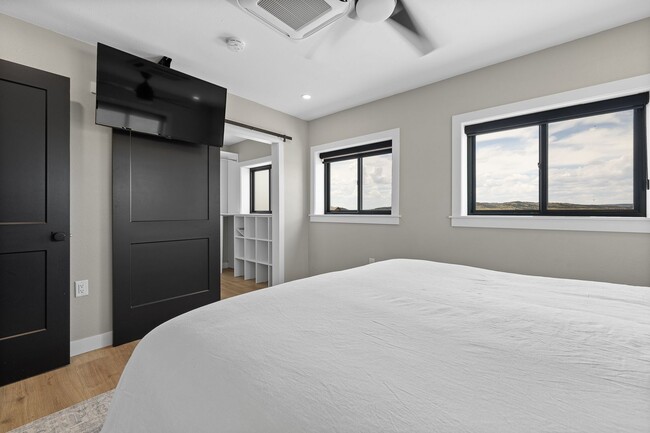Building Photo - 4 BED | 2 BATH | BARNDOMINIUM | HOT SPRINGS | FURNISHED