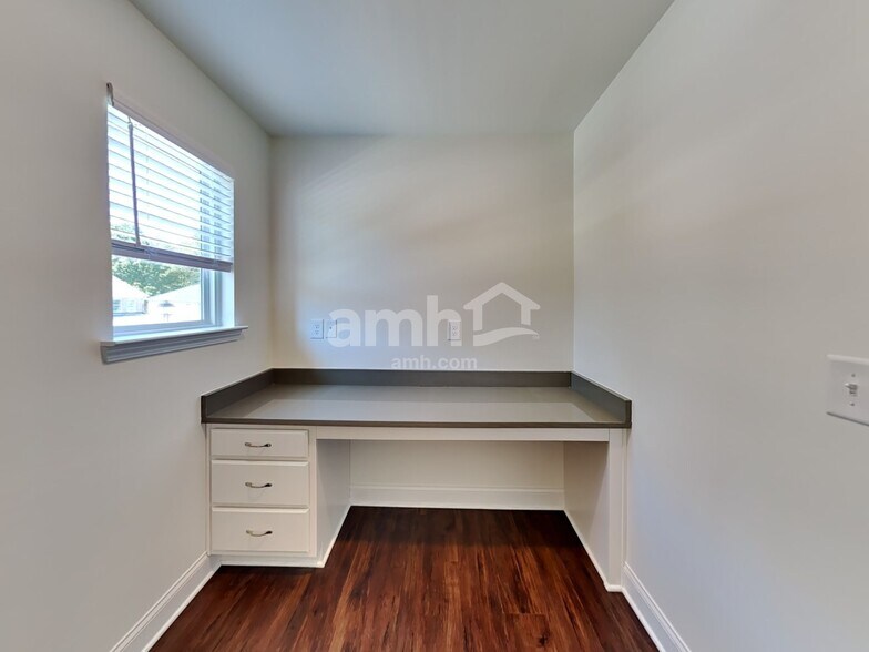 Building Photo - 678 Carnaby Ln