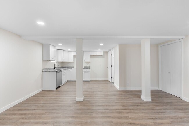 Building Photo - 1036 Seymour Ave