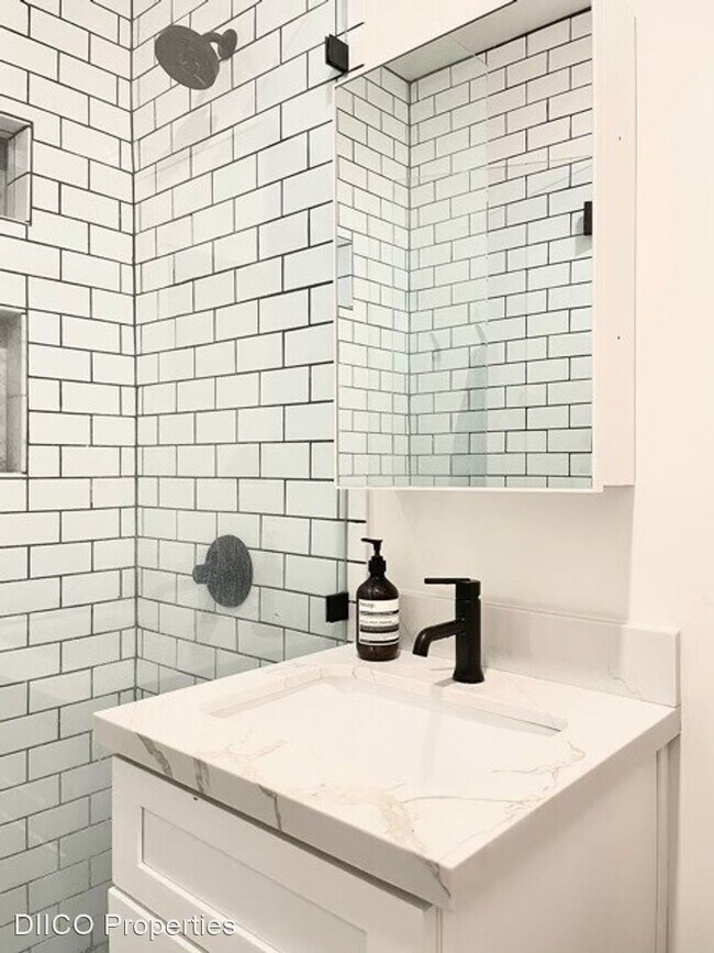 Building Photo - 1 br, 1 bath Apartment - 201 S Arnaz Drive...