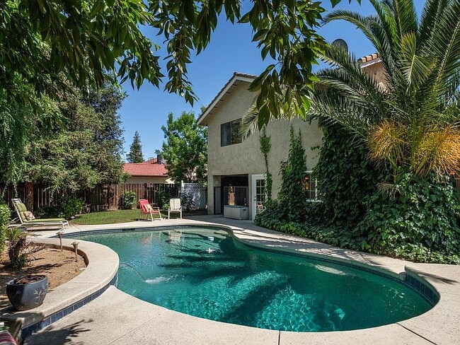 Building Photo - Spacious 4-Bed, 2-Bath Home with 2,034 Sq Ft of Comfort!"