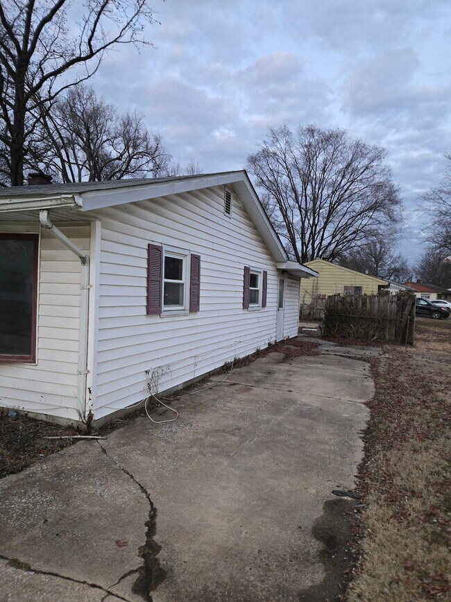 Building Photo - 1617 Parklane Dr