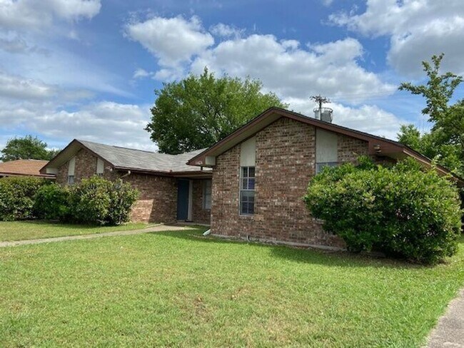 Building Photo - Two bedroom duplex for rent in Irving !