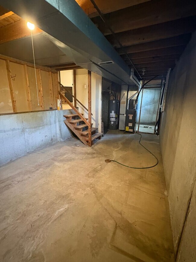 Building Photo - Renovated 2 bedroom duplex ready for move-in!