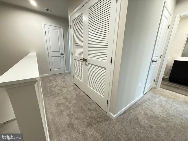 Building Photo - 613 Laurelwood Dr