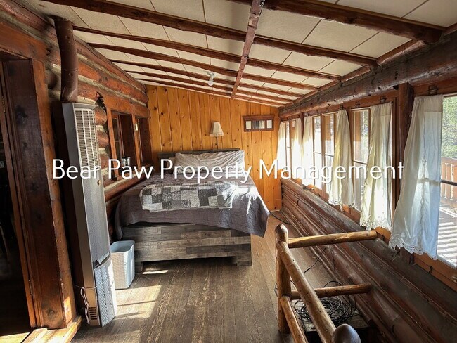 Building Photo - Two Bedroom Cabin in Indian Hills!