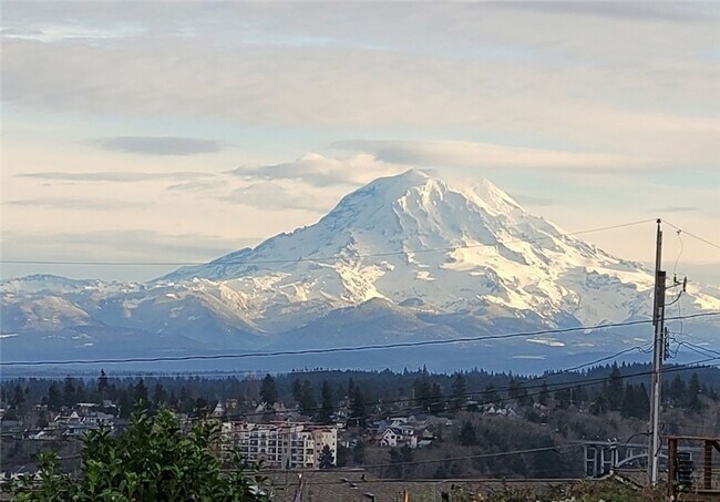 Building Photo - Gorgeous 2-bedroom Townhouse with attached...