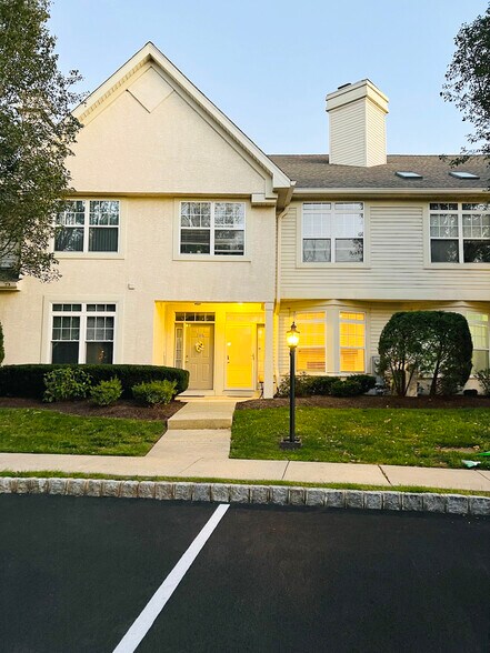 Building Photo - 305 Dresher Woods Dr