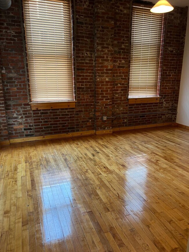 Building Photo - Downtown Bridgeport 1-Bed, 1-Bath with All...