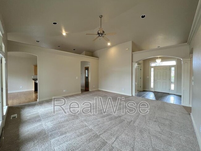 Building Photo - 835 Nutcracker Dr