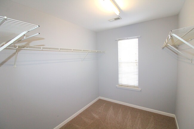 Building Photo - Move-in Ready Townhome!!