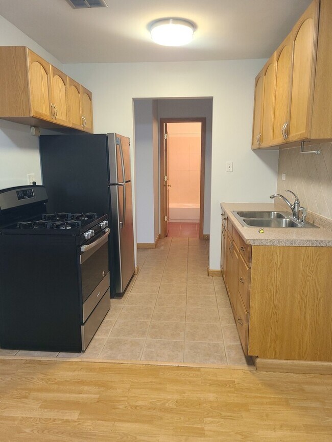Building Photo - 8936 N Parkside Ave
