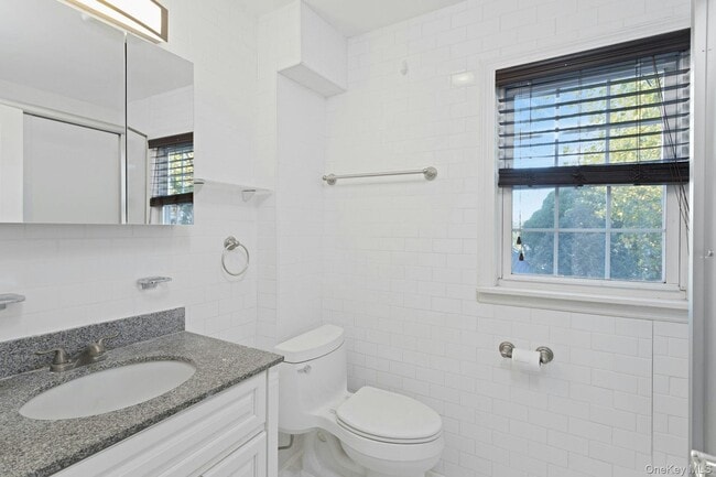 Building Photo - 164 Nelson Rd