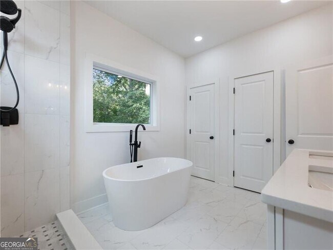 Building Photo - 2438 Shadburn Ferry Dr