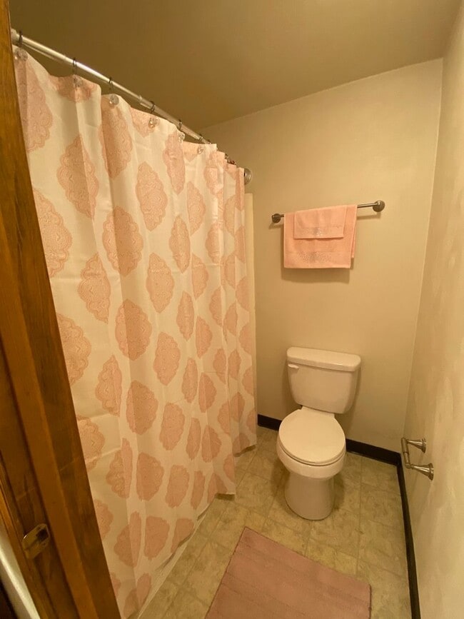 Building Photo - Lovely 2 Bedroom Townhouse with Private Pa...