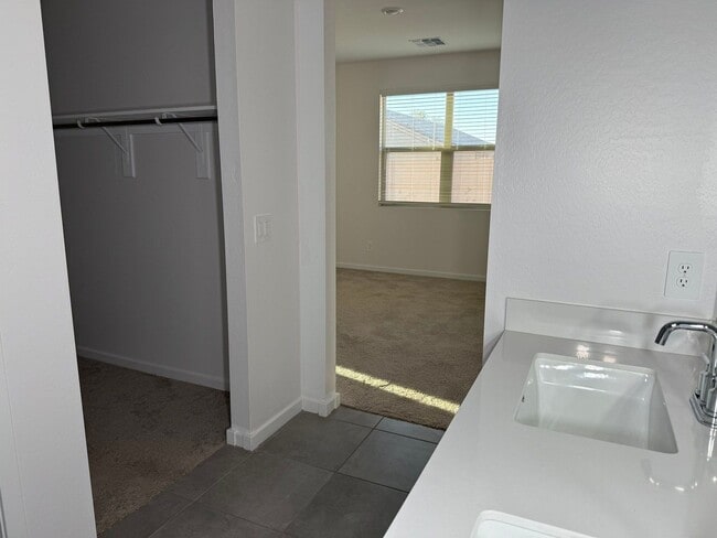 Building Photo - 2462 E Alonso Dr