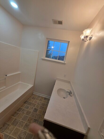 Building Photo - 730 Lacy Oak Dr