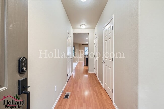 Building Photo - Spacious Townhome with A/C, Gas Fireplace & Water/Sewer Included!