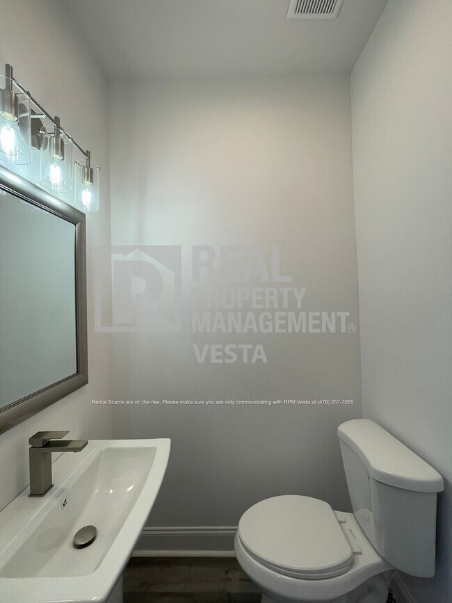 Building Photo - 2349 Berthadale Ave