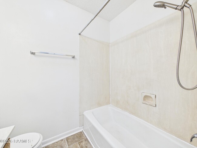 Building Photo - 112 Country Ln