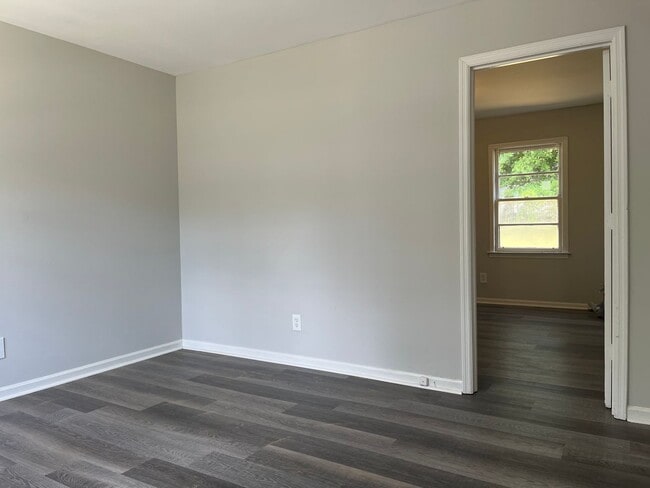 Building Photo - Updated 6bd/3ba w/ Large Backyard in Forest Park!