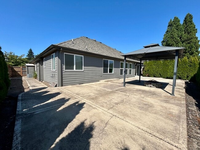 Building Photo - Single Level- Three Bedroom Home