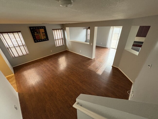 Building Photo - Convenient Location Three bedroom 2.5 baths 2 car garage