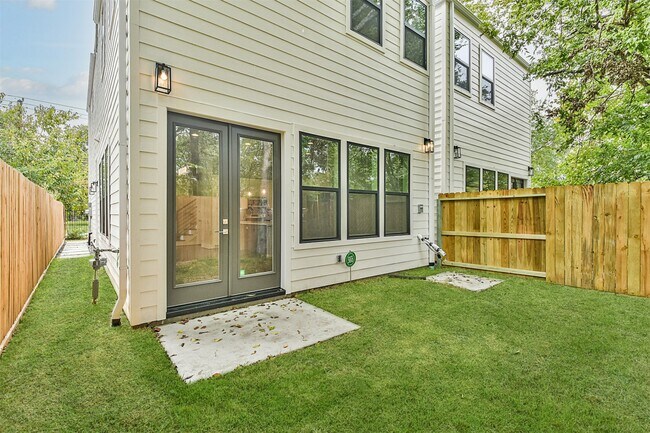 Building Photo - 810 Mansfield St